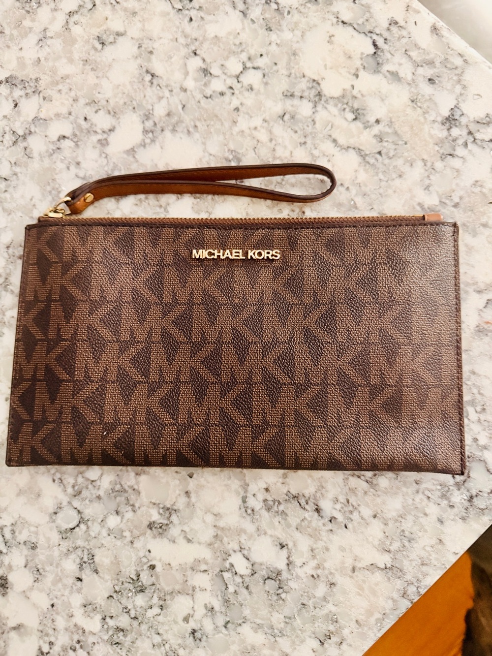 Michael Kors “Jet Set” Signature Large Zip Clutch/Wristlet like new conditon